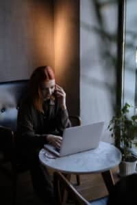 A ilusão da autonomia: como as plataformas digitais prendem os profissionais