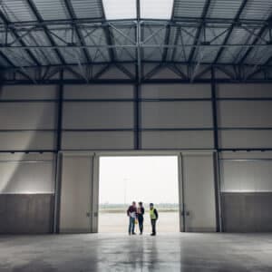 Como evitar problemas trabalhistas na construção de galpões industriais?