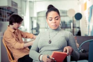 Leis de Salário e Jornada: Classificando Empregados vs. Contratados