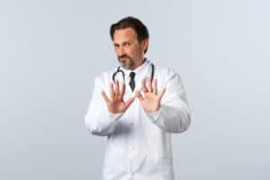 Médico pode ser processado por recusar um procedimento? Veja o que diz a lei